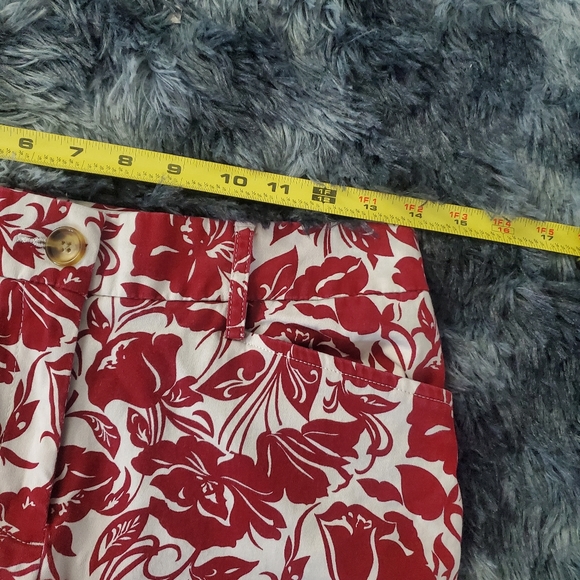 Lands' End midrise floral bermudas 2 - Picture 4 of 8
